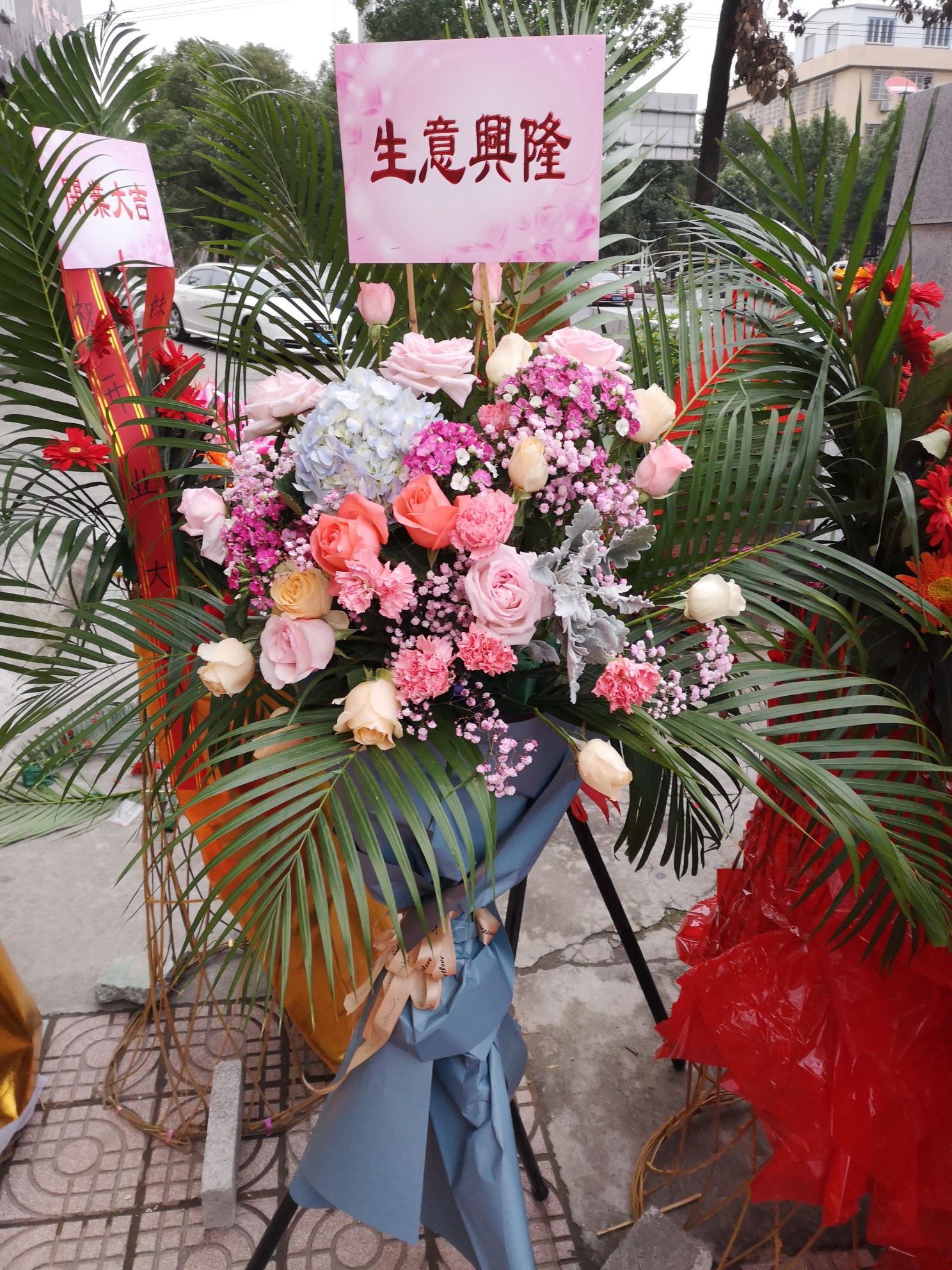 乐清新店开业,亲友送的花篮全被偷光!谁干的?