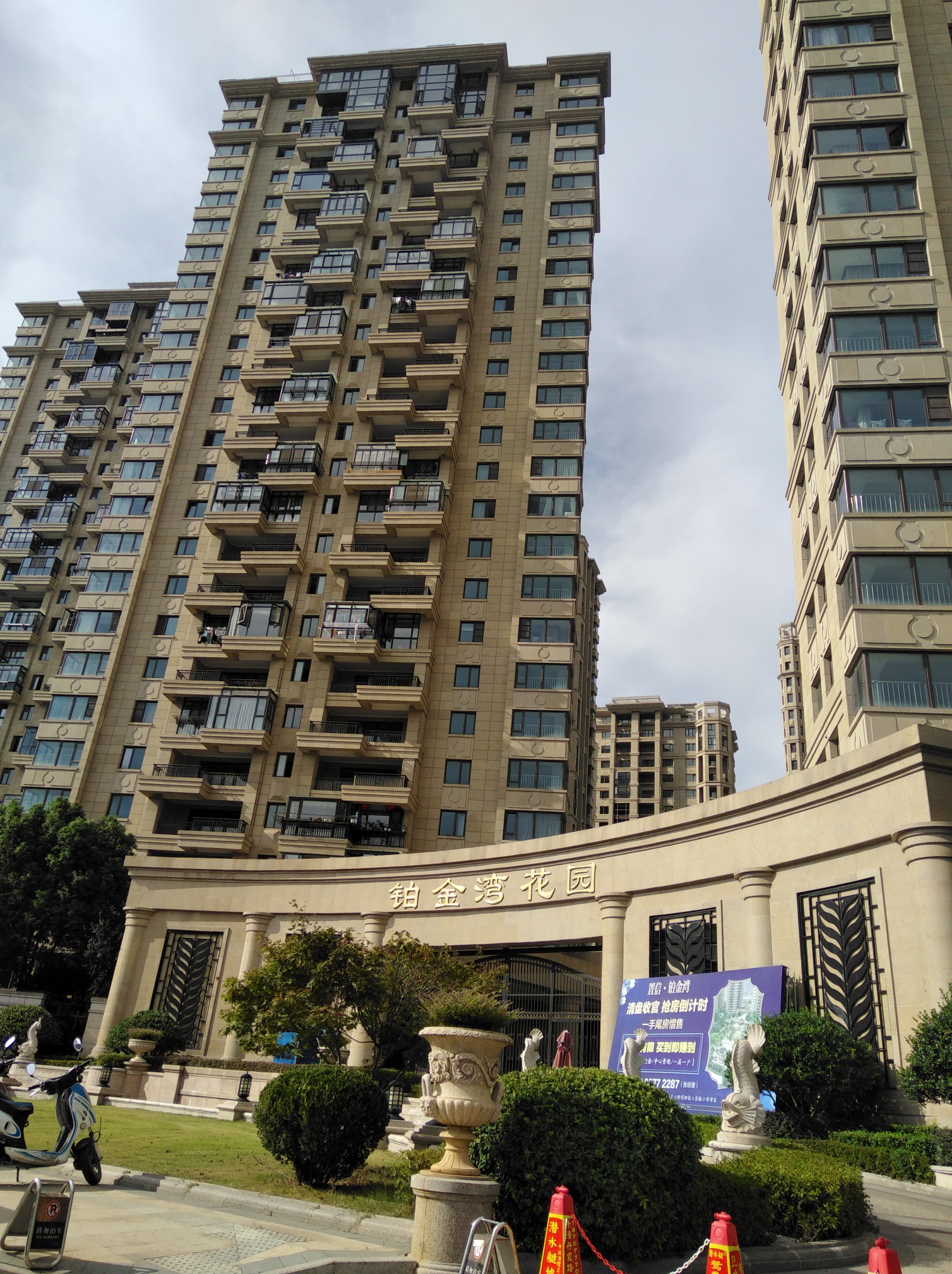 出售铂金湾楼王位置,高楼215平方左右,跃层中套16700元/平方