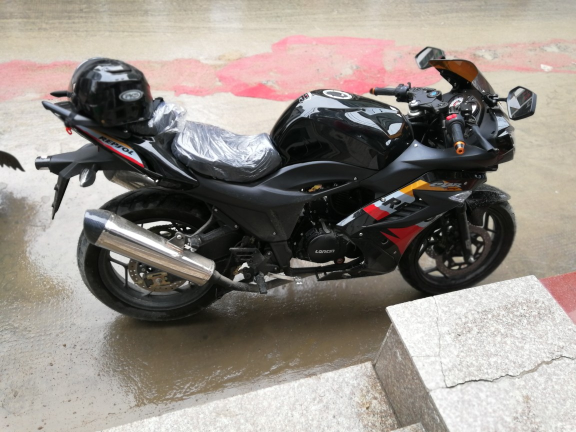 隆鑫150cc摩托车跑车