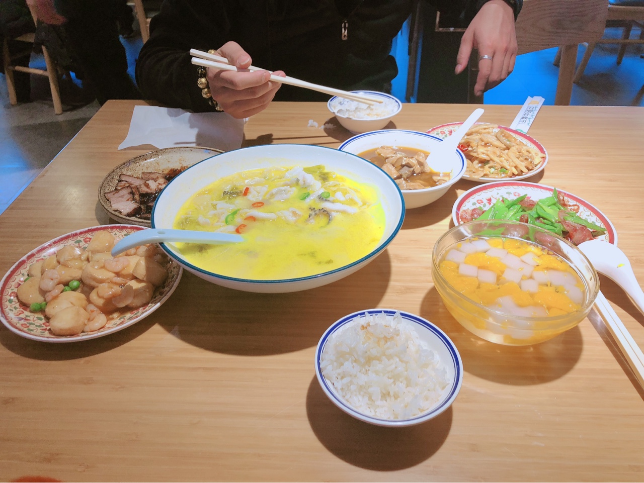 带乐清女友去快餐厅吃饭,会不会让她感觉很扣?