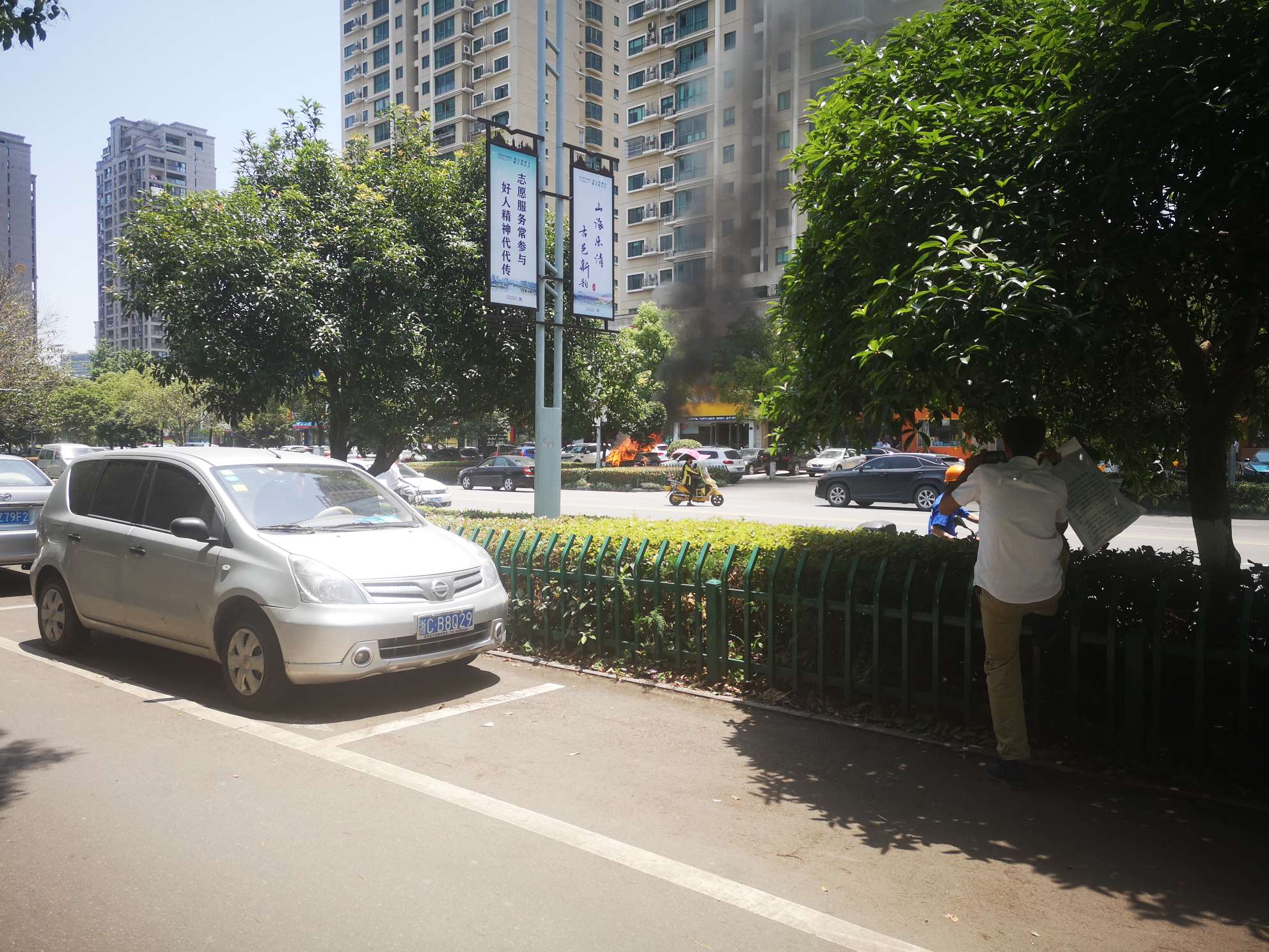 金马广场一辆黑色轿车着火了,火势汹汹!