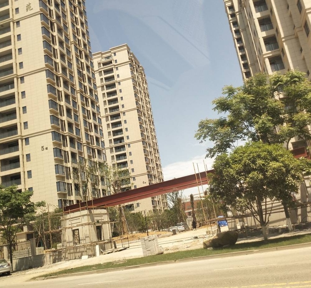 出售:置信翡翠府中低层,175平方,13700元/平方,送车位.