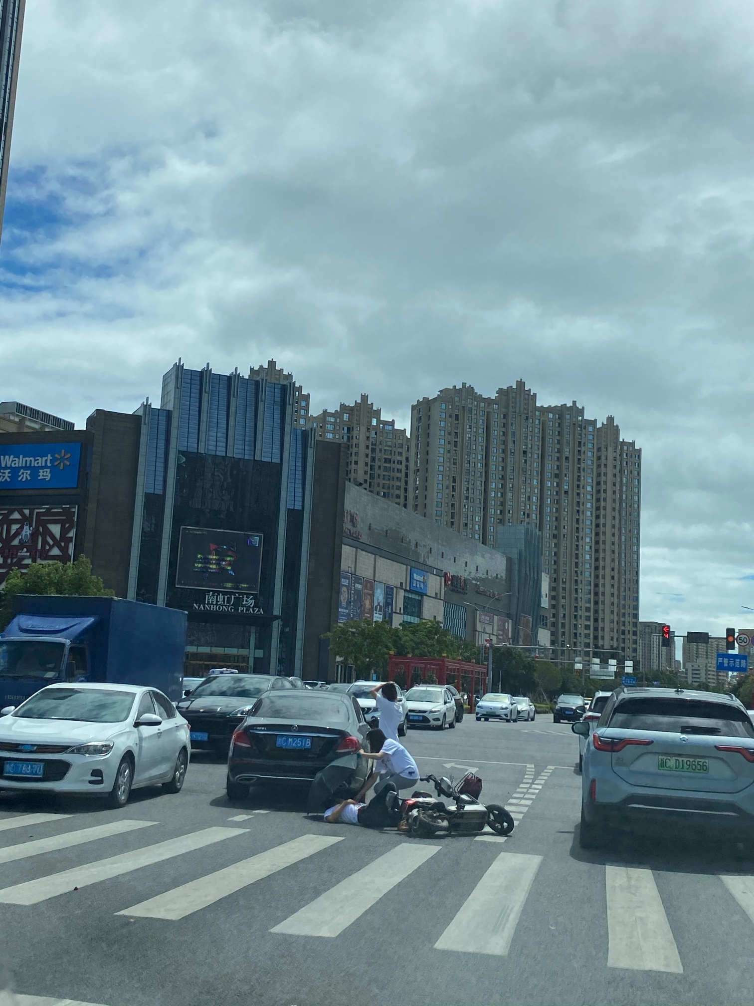 南虹广场红绿灯发生车祸奔驰把电瓶车撞了